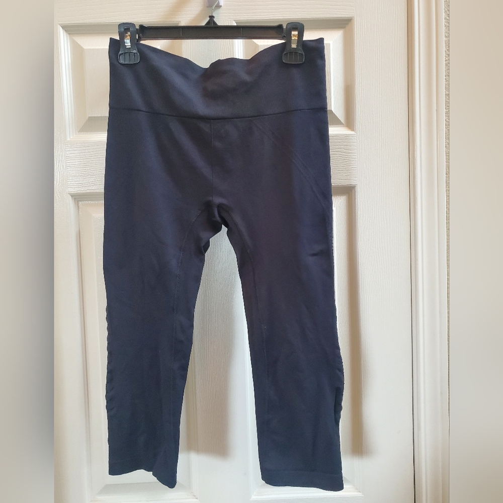 Like new! Athleta cropped mesh leggings, Size Medium